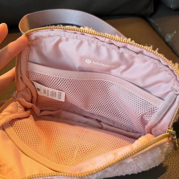 NWT/ lululemon Everywhere Belt Bag Fleece 1L, Baby Pink, brand new - Picture 3 of 4